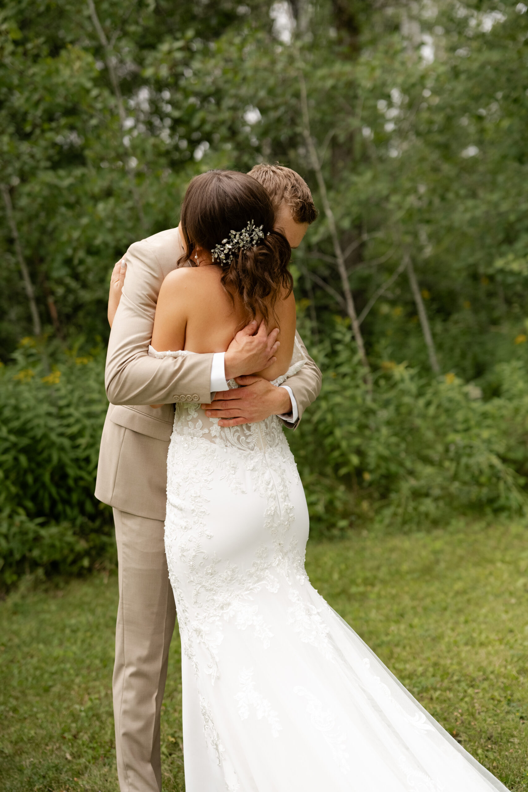 Carefree and fun intimate wedding with less than 100 people in northern Minnesota_summer wedding in Warroad and documentary style_first look